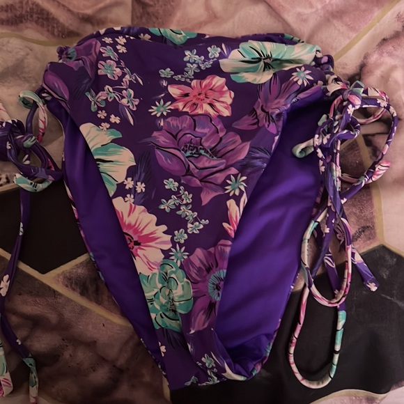 A set Victoria Secret. The top 89.00 and bottom 85.00 paid 160 for them both. - Picture 6 of 8